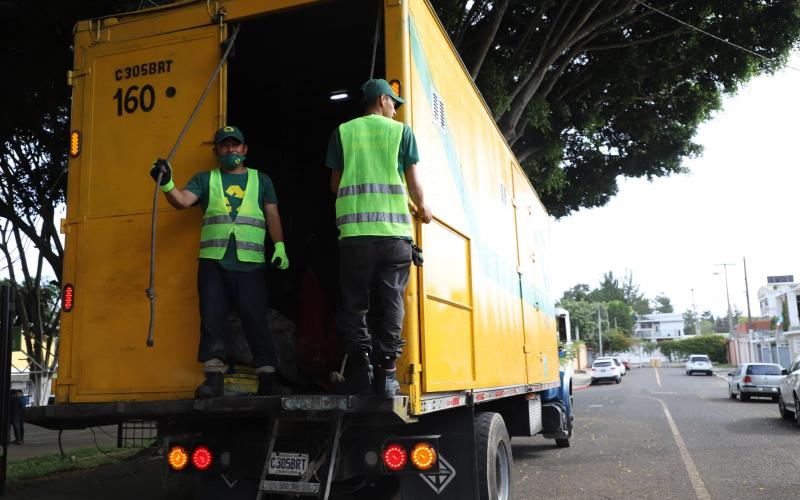Camión recolector adaptado para la separación de residuos y desechos sólidos.