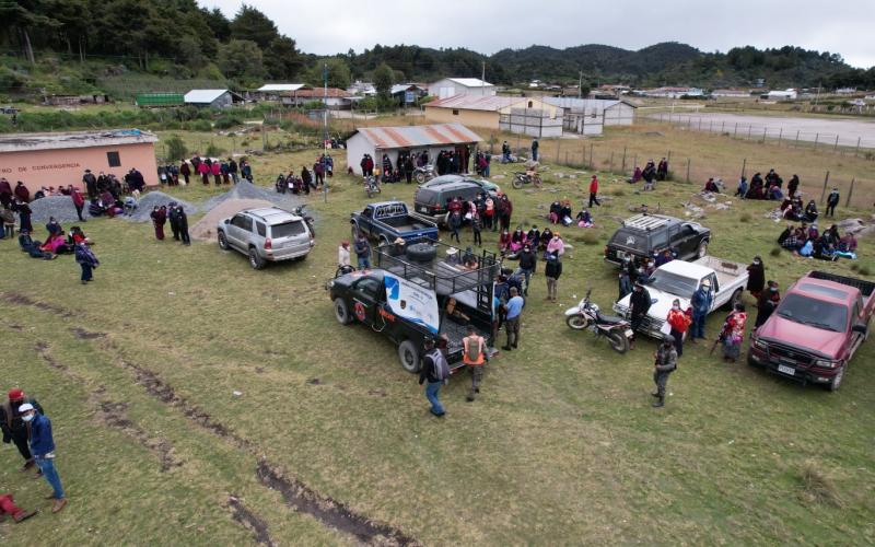 Unidad móvil de vacunación del Ejército de Guatemala vacuna a vecinos de Chiantla, Huehuetenango
