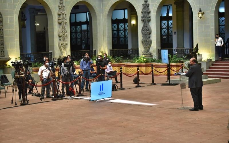 El Ministro de Economía, Antonio Malouf, durante su participación en conferencia de prensa sobre su gira comercial.