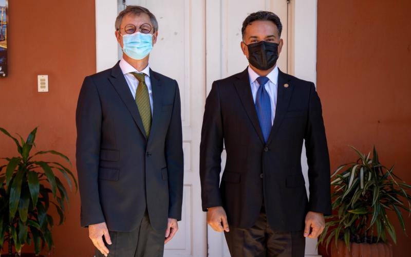 Ministro Mario Rojas Espino y el embajador del Reino Unido en Guatemala.