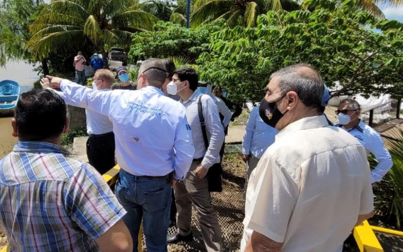 Viceministro Angel Lavarreda junto a comitiva de Honduras