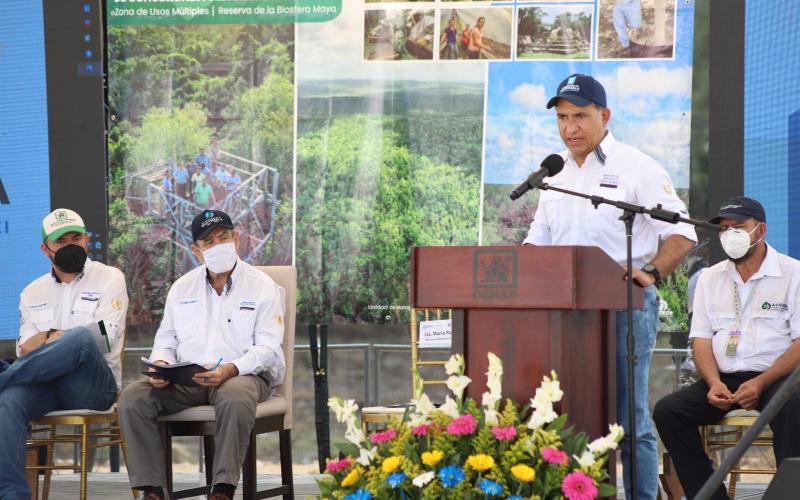 Ministro Mario Rojas Espino participa en la entrega de prórrogas de concesiones forestales en Petén.