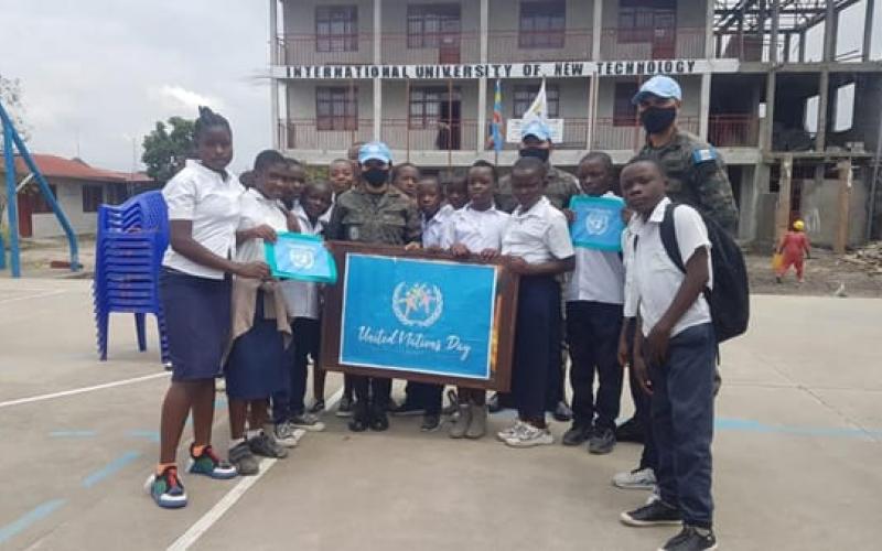 XXI Contingente de Fuerzas Especiales desplegado en El Congo conmemora el Día de las Naciones Unidas junto a jóvenes congoleses