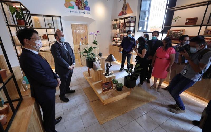 De Izq. a Der. se observa a el Embajador de la República de China (Taiwán), Li-Cheng Cheng y al el Ministro de Economía, Antonio Malouf, durante la inauguración de la tienda.