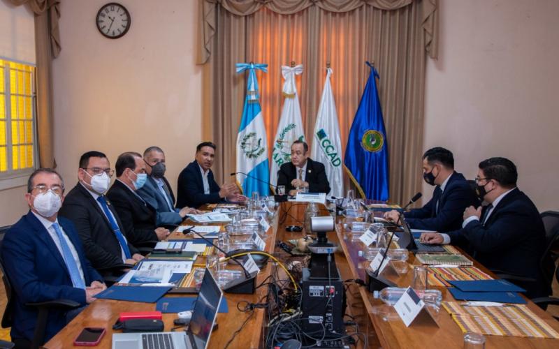 Presidente Alejandro Giammattei visita el MARN y se reúne con el ministro Mario Rojas Espino.