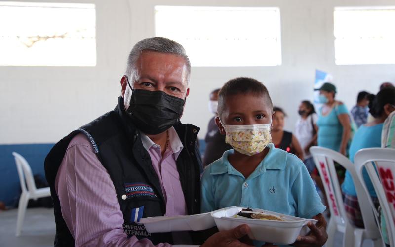 Ministro de Desarrollo Social y usuario de Comedor Social en Cabañas