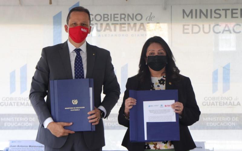 Mineduc y BAC firma Adenda para beneficiar  a personal docente y administrativo  de la cartera