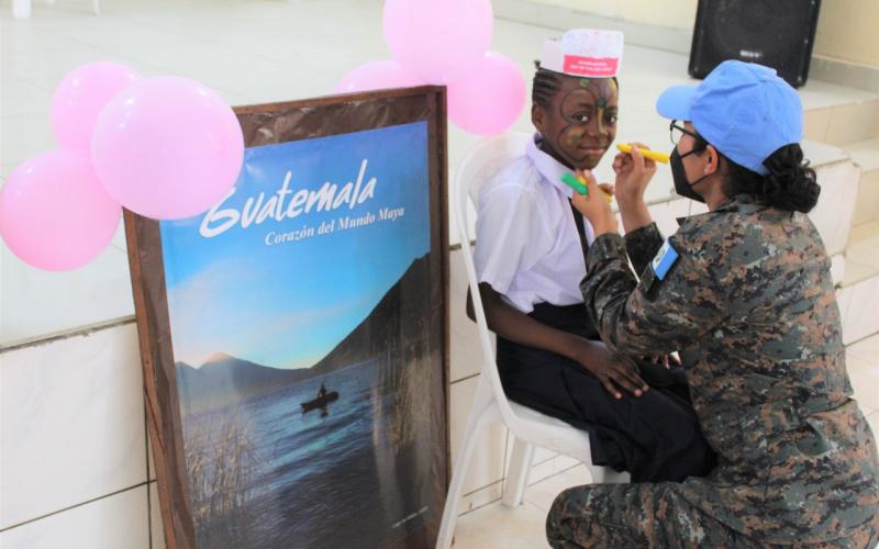 Contingente de Fuerzas Especiales del Ejército de Guatemala desplegado en República del Congo conmemora el "Día Internacional de la niña"