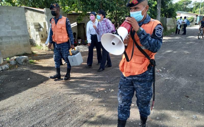 Ejército de Guatemala apoya vacunación puerta a puerta en Izabal