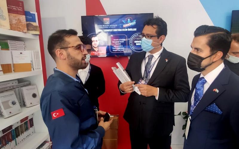 : Embajador de Guatemala en Ankara Jairo David Estrada Barrios (Izq.) y Viceministro de Economía, Lisardo Bolaños Fletes visitaron el  área de exposiciones de Teknofest. 