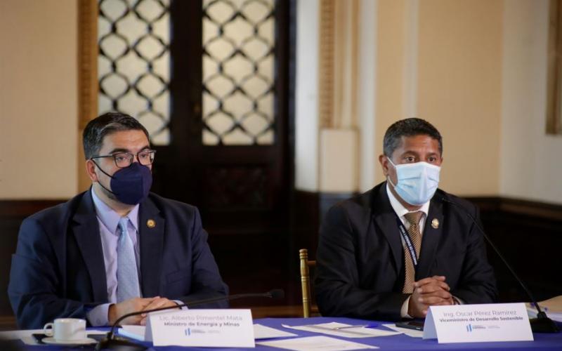 Alberto Pimentel Mata, Ministro de Energía y Minas (izq) y Oscar Rafael Pérez, Viceministro de Desarrollo Sostenible.