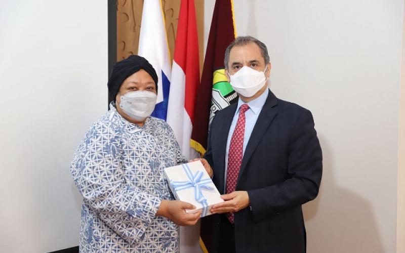 Entrega de libros a Indonesia