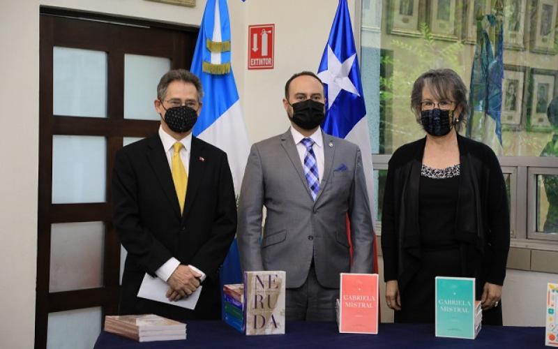 Donación de libros en la Cancillería