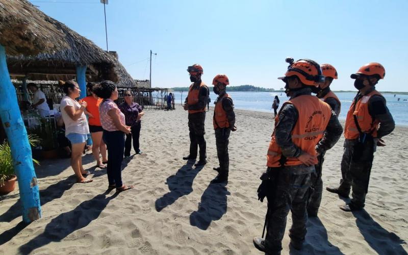 Labores de búsqueda de una persona que fue arrastrada por el alfaque en la playa pública Tulate.