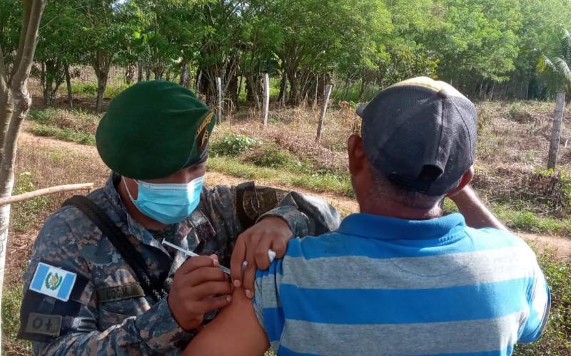 Ejército de Guatemala apoyó en vacunación de puerta en puerta 