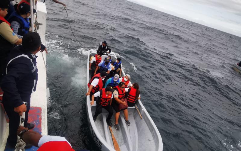 Infantes de Marina proporcionan transporte por vía acuática del personal de salud