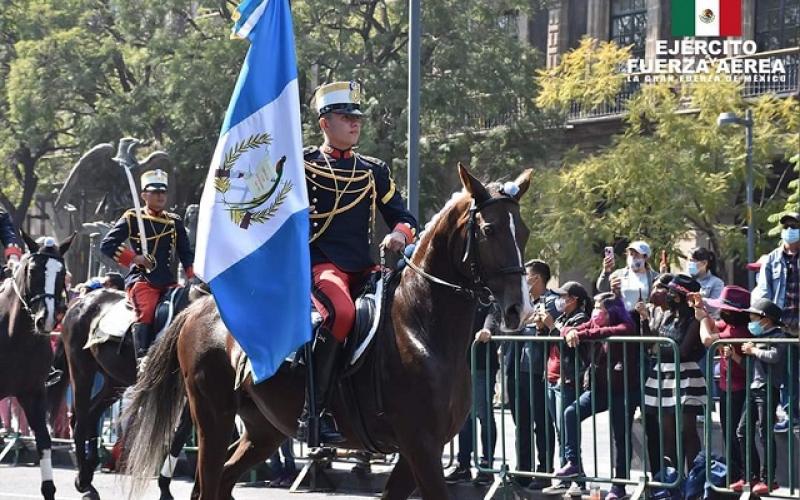 Desfile cívico en México.