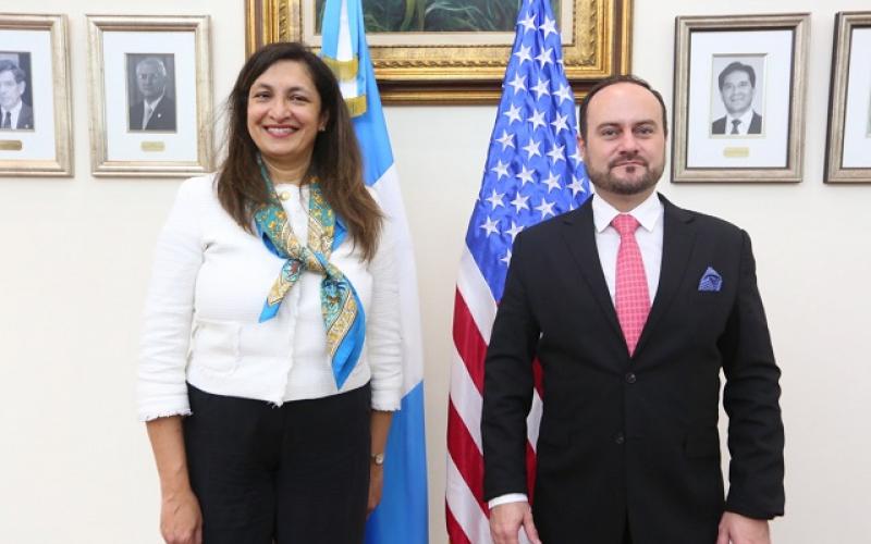 Uzra Zeya y Pedro Brolo