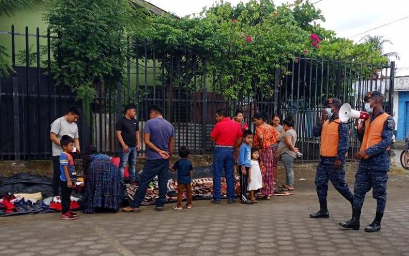 Personal militar informa las medidas decretadas para resguardar la seguridad y la gobernabilidad; así como para proteger la salud ante el COVID-19