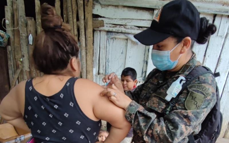 Soldados y personal de salud, desarrollaron jornadas de vacunación de puerta en puerta en áreas de difícil acceso 