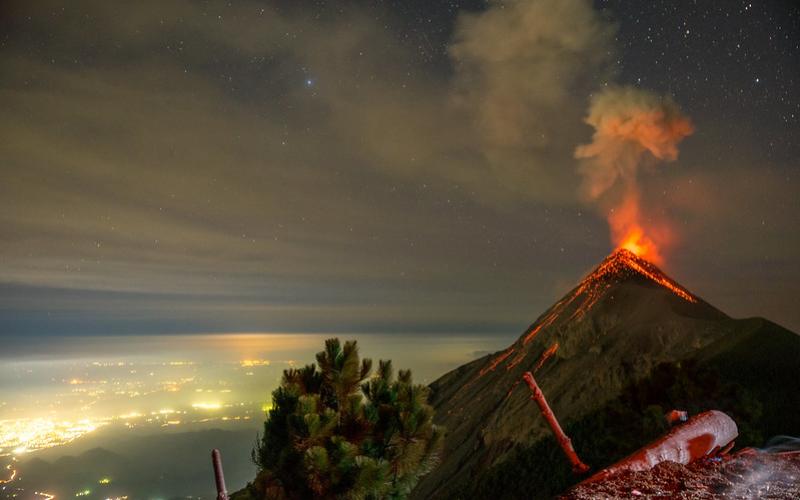 Vista al volcán de Fuego. Foto de archivo.