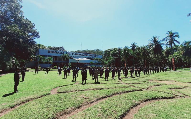 Clausura del curso de Paracaidismo Militar