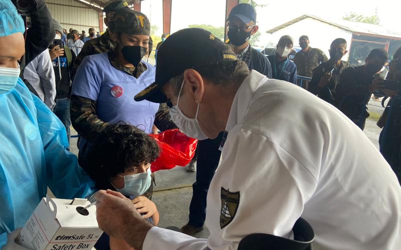 Presidente visitó el puesto de vacunación instalado en el interior de la Quinta Brigada de Infantería