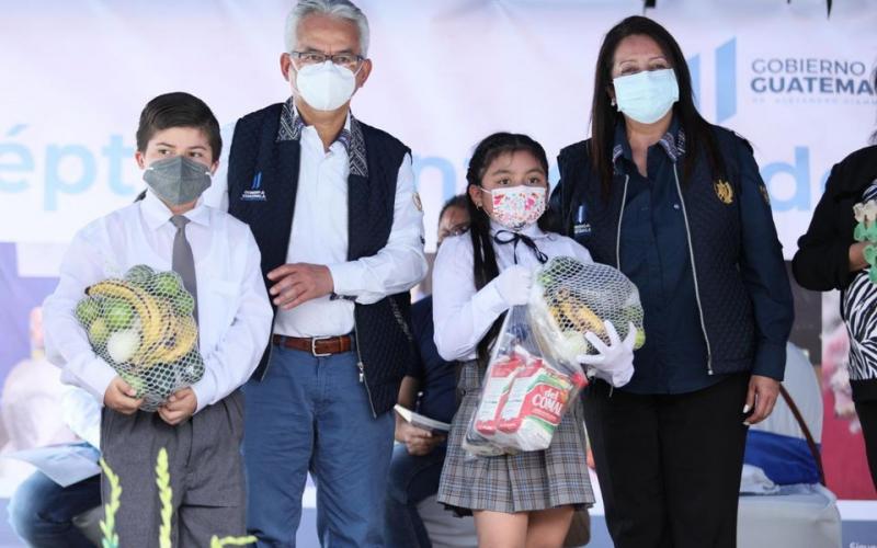 Estudiantes reciben séptima entrega de Alimentos