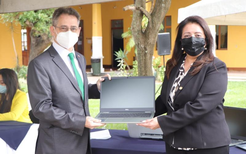 Ministra Claudia Ruíz recibe donación de la República de Chile