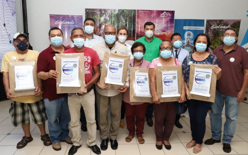 Entrega de sellos de Bioseguridad y Safe Travels en Izabal 