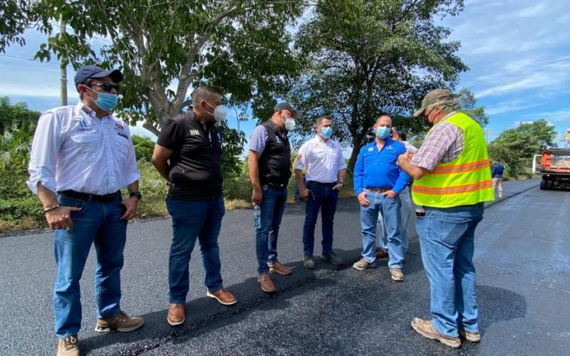 Ministro de Comunicaciones, Javier Maldonado en supervisión del los trabajos de recapeo en autopista 