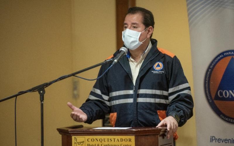 Secretario Ejecutivo de la CONRED brinda las palabras de bienvenida al taller.