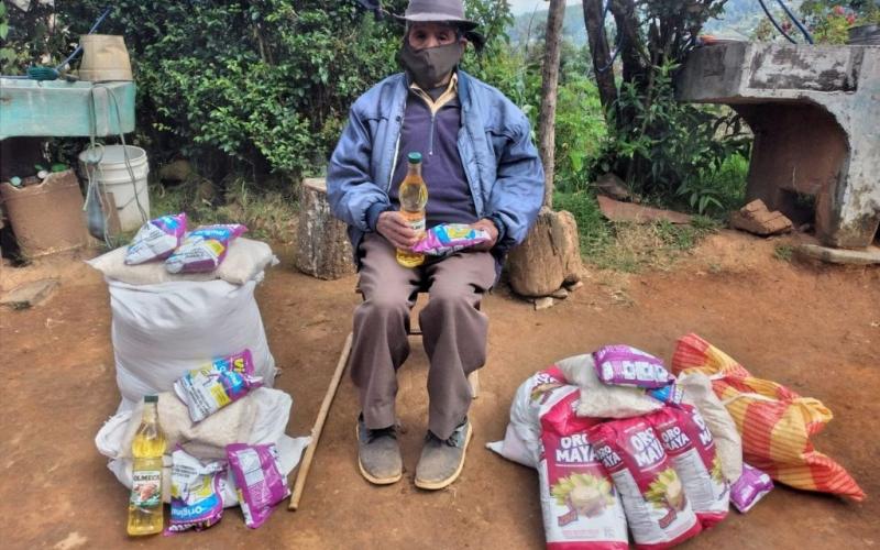 Adultos Mayores recibieron bolsas conteniendo frijol, arroz, aceite, harina, avena, entre otros productos alimenticios.