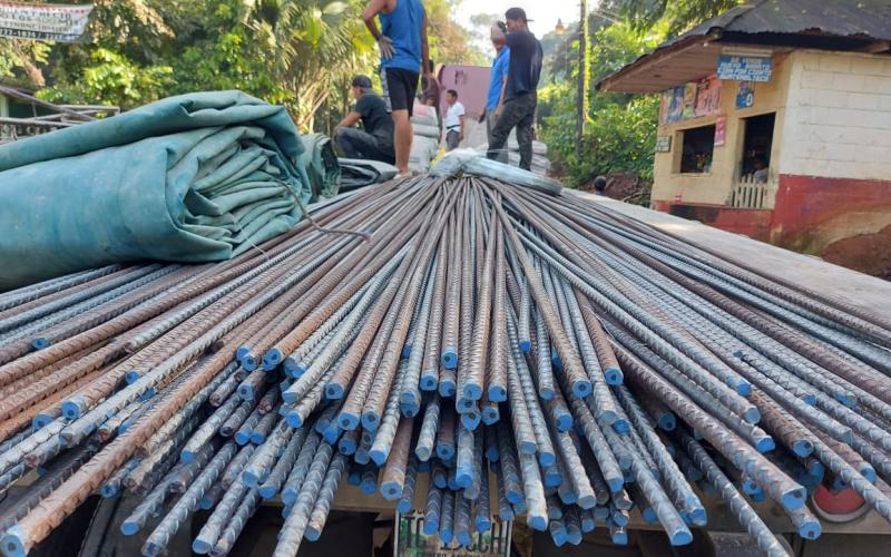 Personal de Fodes entrega dotación para reconstruir puente en Malacatán, San Marcos