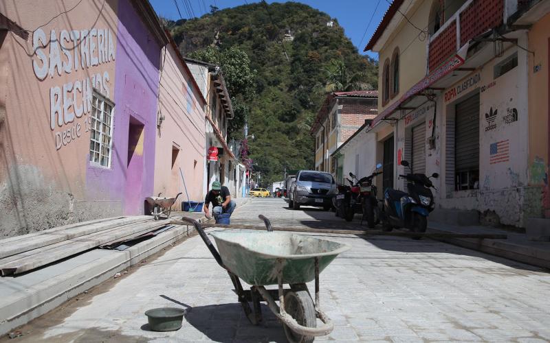 Fodes mejora calle en Panajachel, Sololá