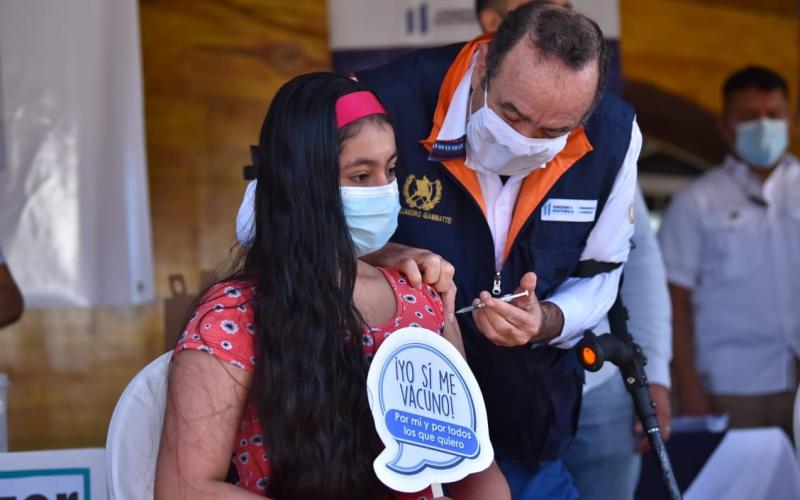 Presidente Alejandro Giammattei vacuna