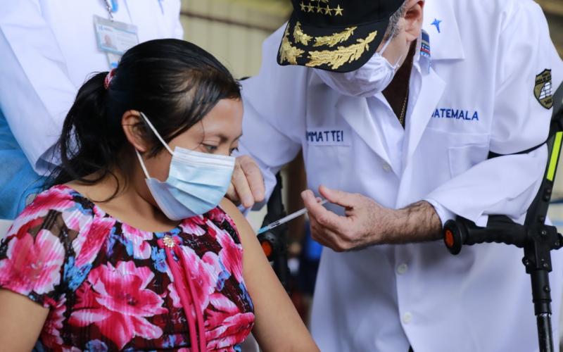 Presidente Alejandro Giammattei vacuna