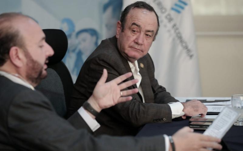 Presidente Alejandro Giammattei junto al ministro de Economía, Antonio Malouf