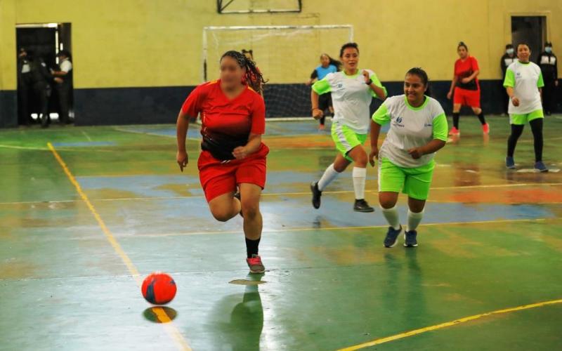 Las jóvenes expusieron todo su potencial en la cancha. 