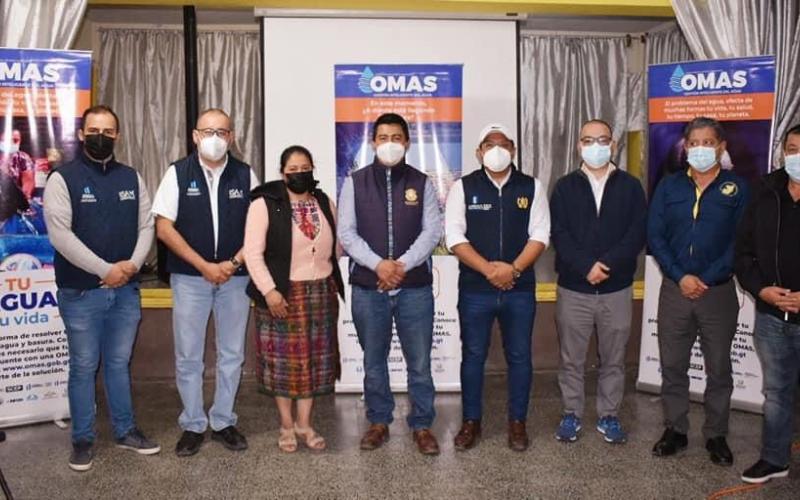 Personal de Fodes y municipalidad de Totonicapán en reunión para conformar OMAS