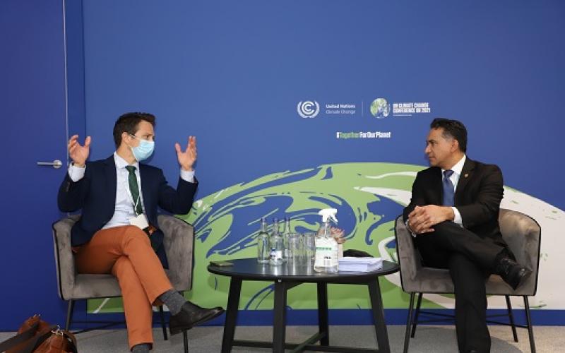 El ministro de Ambiente se ha reunido con funcionarios internacionales. 