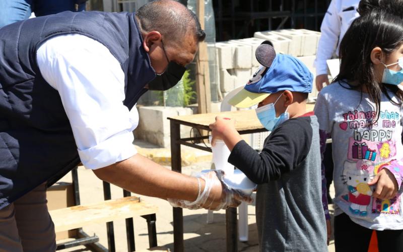 Personal de Mides atendiendo a usuario de Comedor Social en Villa Nueva