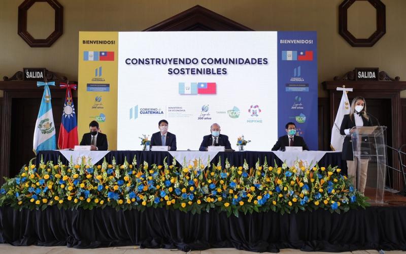 De Izq. a Der. (segundo y tecero, respectivamente) se observa a el Embajador de la República de China (Taiwán), Li-Cheng Cheng y al el Ministro de Economía, Antonio Malouf, durante la inauguración de la tienda.