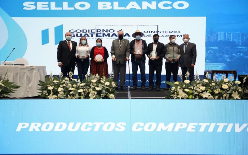 El presidente Giammattei (centro) entregó los primeros Sellos Blancos a cinco empresas. Le acompañan el Ministro de Economía, Antonio Malouf (Primero Izq.) y el Ministro de Agricultura, José ängel López.