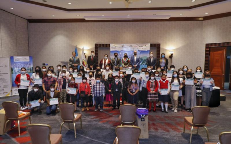 Premian a estudiantes del concurso ¡Que vivan nuestros lagos de Guatemala!