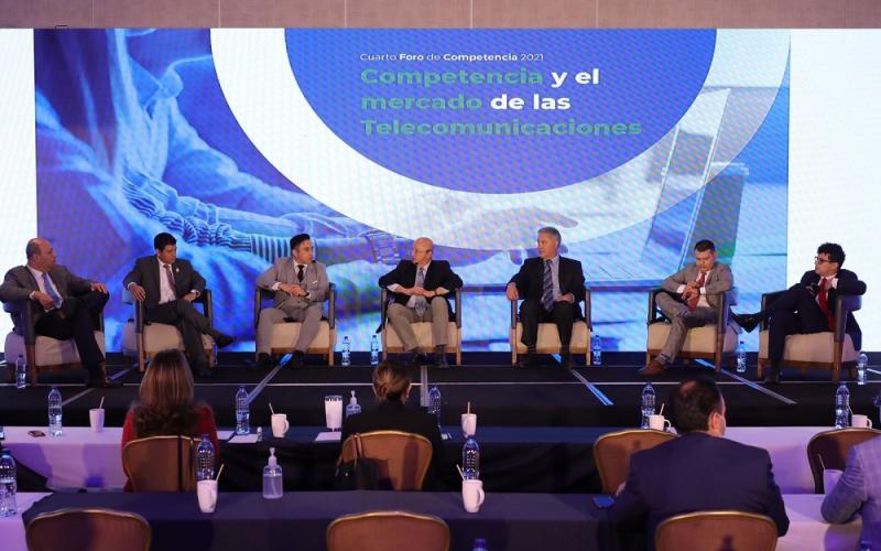 Expertos en telecomunicaciones participan en el foro sobre competencia y el mercado de las Telecomunicaciones.