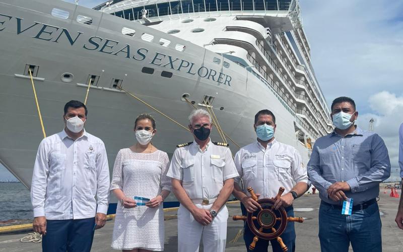 Ministiro de Comunicaciones Javier Maldonado recibe al Seven Sears Explorer