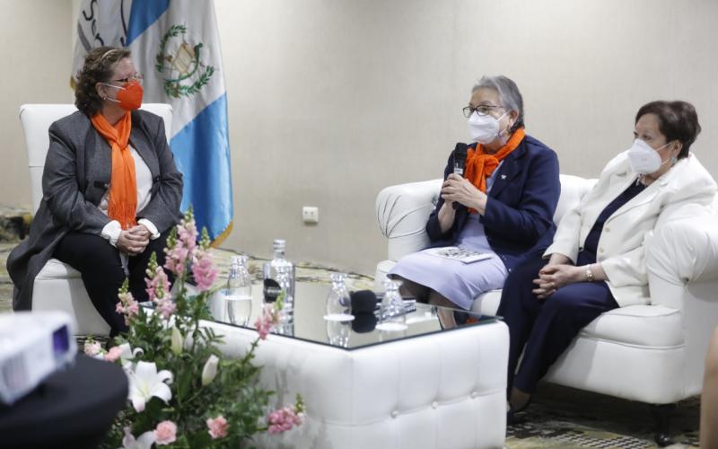 Secretaria Presidencial de la Mujer, Ana Leticia Aguilar Theissen junto a Alicia Rodríguez Illescas Secretaría Técnica de la Mujer del Consejo de Ministras de la Mujer de Centroamérica y República Dominicana - STM-COMMCA, La magistrada María Eugenia Morales Aceña, vocal XII de la Corte Suprema de Justicia, y la abogada Hilda Morales Trujillo 
