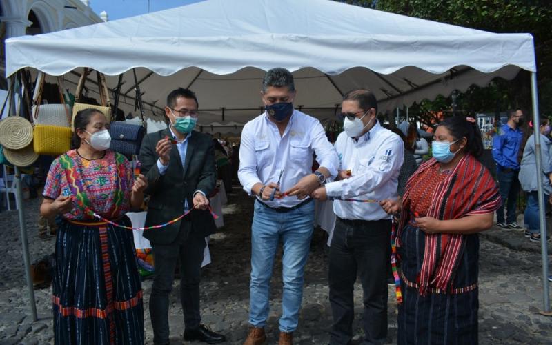 El corte de la cinta simbólica de la inauguración de la Terceer Feria Nacional Mi Pueblo, Mi Producto estuvo a cargo de Pablo Hung, Director de la Misión de de Servicios a la Invesión y al Comercio de la Embajada de China-Taiwan en Guatemala (2do. de Izq. a Der.);  Victor Hugo Del Pozo , Alcalde de Antigua Guatemala (centro); y Sigfrido Lee, Viceministro de Desarrollo de la MIPYME (tercero de Izq. a Der.)