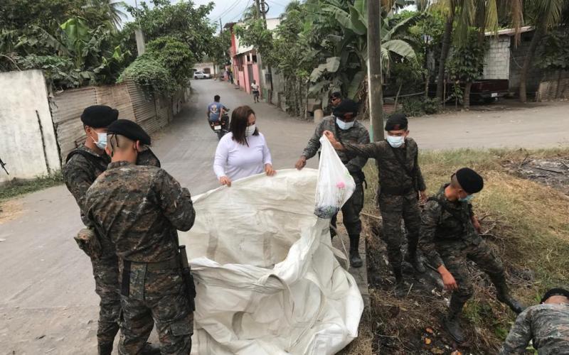 Ejército de Guatemala apoya en la instalación de biobardas en San José, Escuintla
